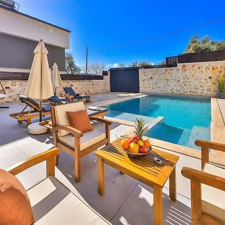 Lisburn Is A Luxury And Artistic For 6 People In Kalkan فيلة